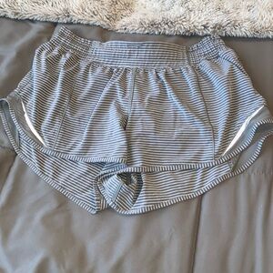 lululemon hotty hot shorts 2.5” (size 8)